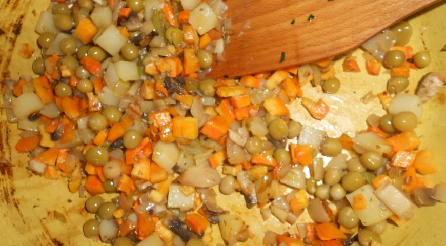 Нарезанные овощи тушим в сковороде с оливковым маслом