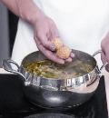 Фото приготовления рецепта: Хамуста – зеленый суп с кубе , шаг №6