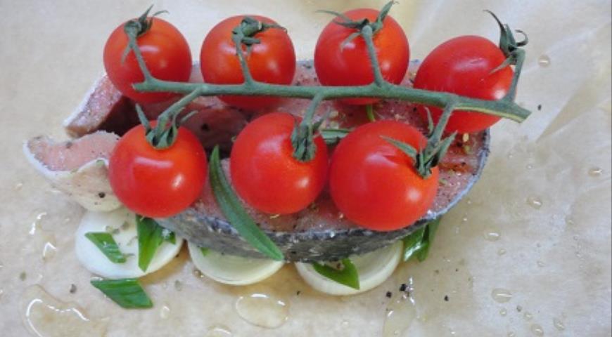 Фото приготовления рецепта: Рыба, запеченная с овощами, шаг №3