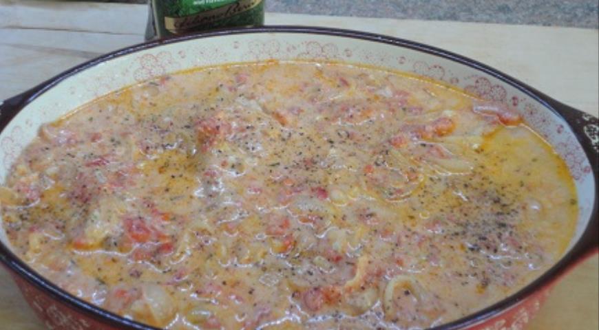 Фото приготовления рецепта: Курица в томатно-сливочном соусе, шаг №5