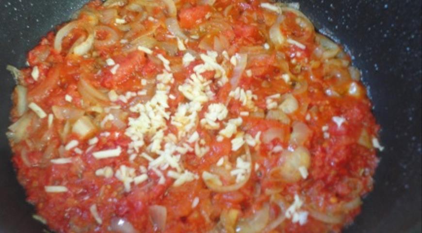 Фото приготовления рецепта: Курица в томатно-сливочном соусе, шаг №4