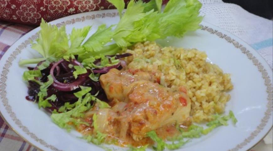 Фото приготовления рецепта: Курица в томатно-сливочном соусе, шаг №6