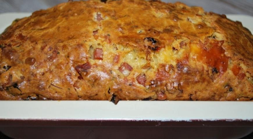 Фото приготовления рецепта: Закусочный кекс с вялеными томатами и ветчиной, шаг №8