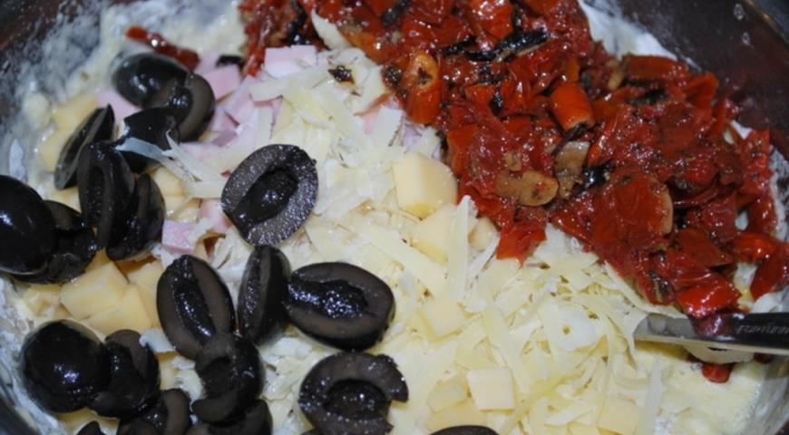 Фото приготовления рецепта: Закусочный кекс с вялеными томатами и ветчиной, шаг №6