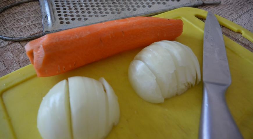 Фото приготовления рецепта: Конкильони, фаршированные морковью, луком и фаршем под сметанным соусом, шаг №2