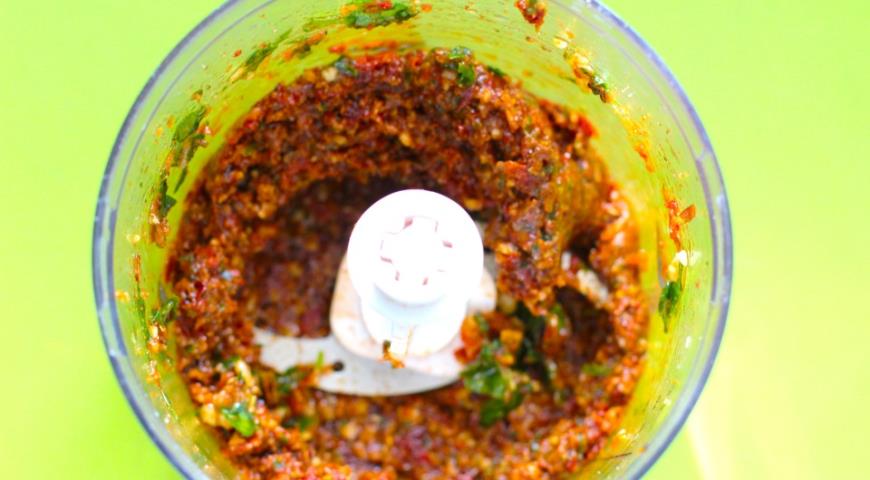 Фото приготовления рецепта: Лосось с песто из томатов в слоеном тесте, шаг №3