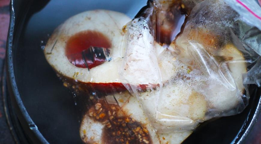 Фото приготовления рецепта: Свиное филе с пикантными грушами, шаг №5