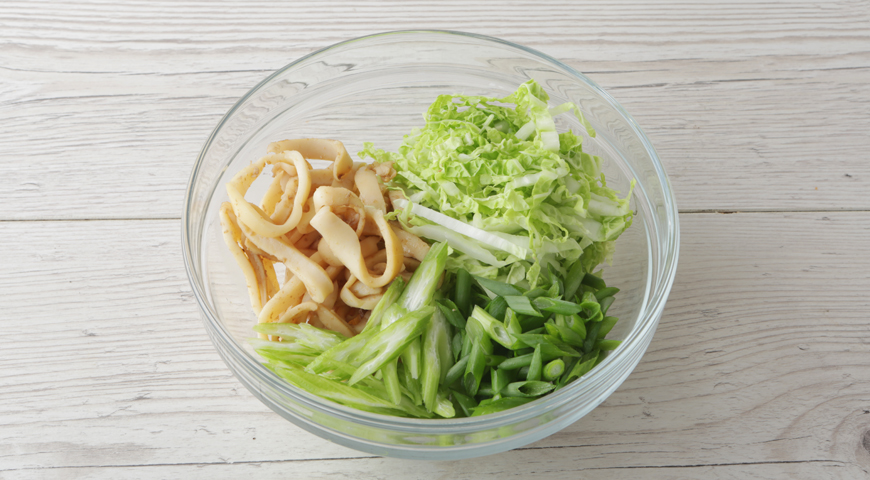 Салат с копченым кальмаром, перемешайте ингредиенты в салатнике