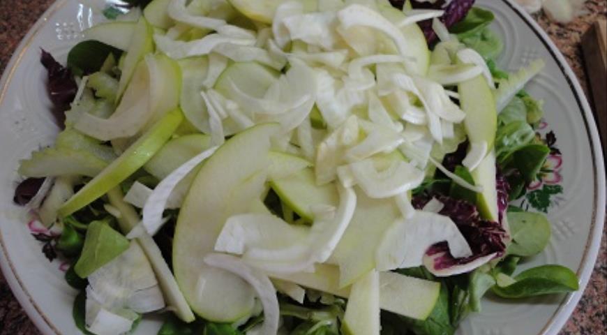 Фото приготовления рецепта: Зеленый витаминный салат, шаг №4