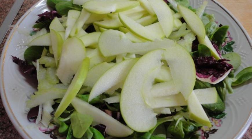 Фото приготовления рецепта: Зеленый витаминный салат, шаг №3