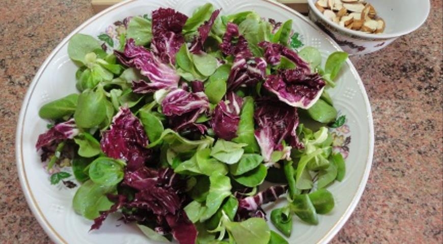 Фото приготовления рецепта: Зеленый витаминный салат, шаг №2