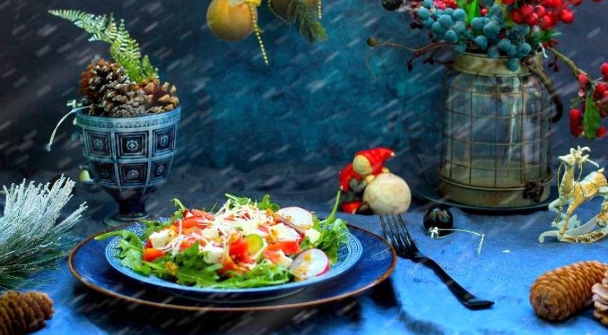 Фото приготовления рецепта: Овощной салат со слабосоленым лососем, шаг №2