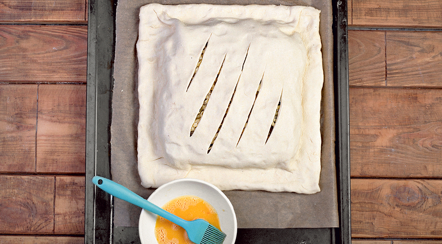 Фото приготовления рецепта: Пирог из слоеного теста с сыром, луком и курицей, шаг №6