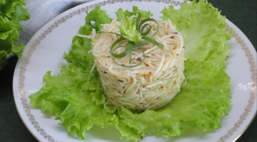 Фото приготовления рецепта: Салат из корня сельдерея, шаг №4