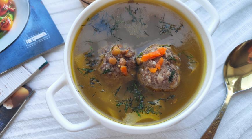 Фото приготовления рецепта: Чечевичный суп с фрикадельками, шаг №2