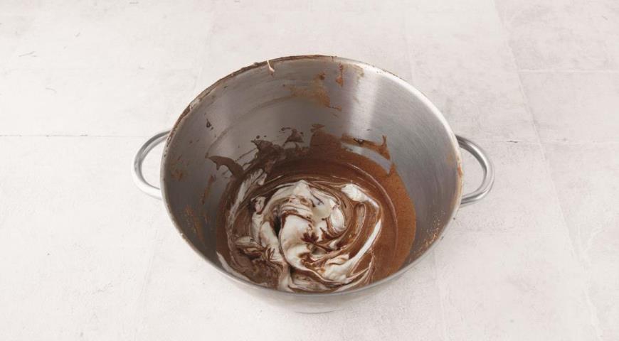 Фото приготовления рецепта: Шоколадно-кофейный мусс, шаг №7