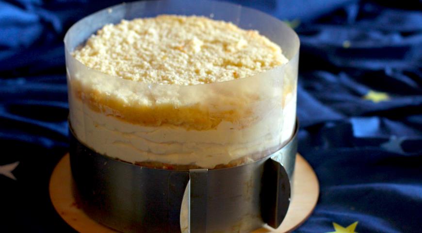 Фото приготовления рецепта: Торт с клубникой и маскарпоне, шаг №8