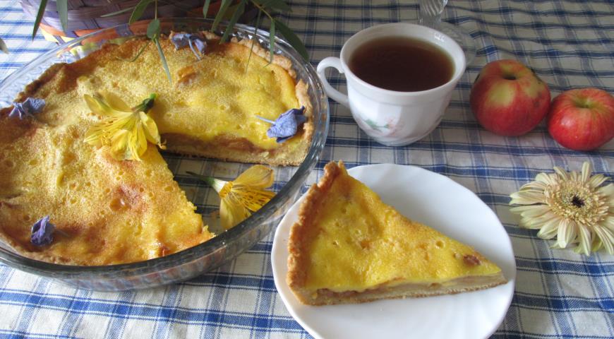 Фото приготовления рецепта: Яблочный пирог с заливкой по рецепту тёти Розы, шаг №6