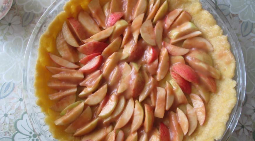 Фото приготовления рецепта: Яблочный пирог с заливкой по рецепту тёти Розы, шаг №4