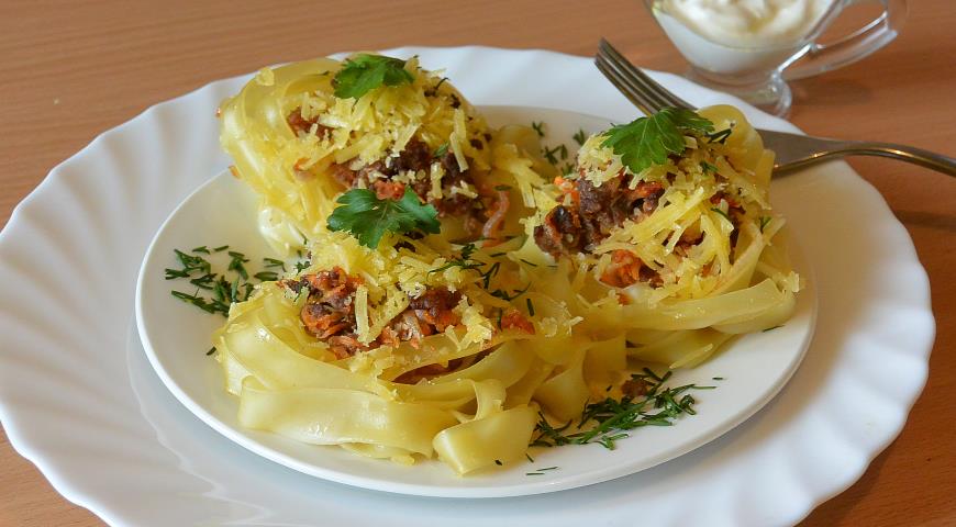 Фото приготовления рецепта:  Феттучини  с сыром и фаршем, шаг №4