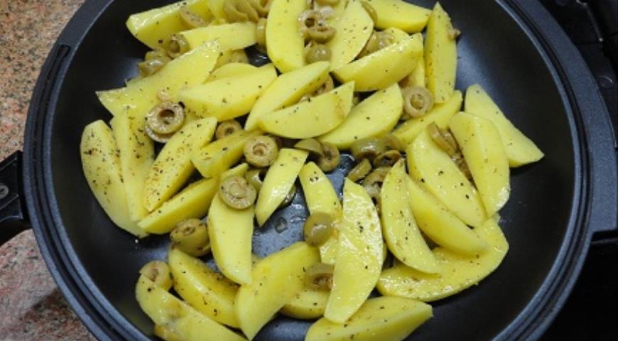 Фото приготовления рецепта: Картофель по-мароккански с оливками, шаг №3