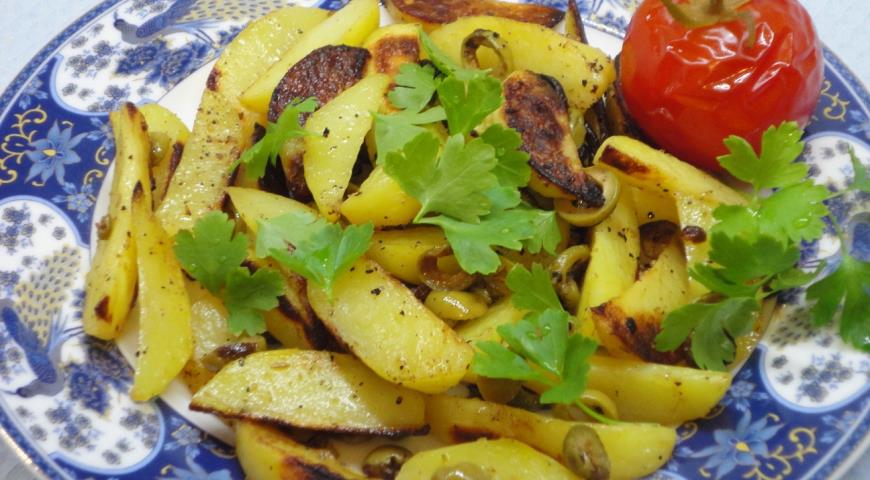 Фото приготовления рецепта: Картофель по-мароккански с оливками, шаг №4