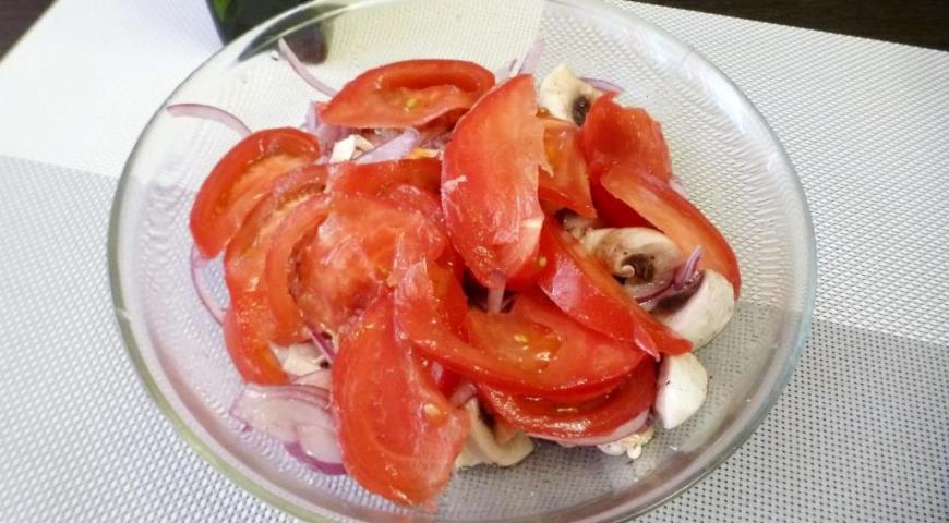 Фото приготовления рецепта: Салат со свежими шампиньонами и помидорами, шаг №2