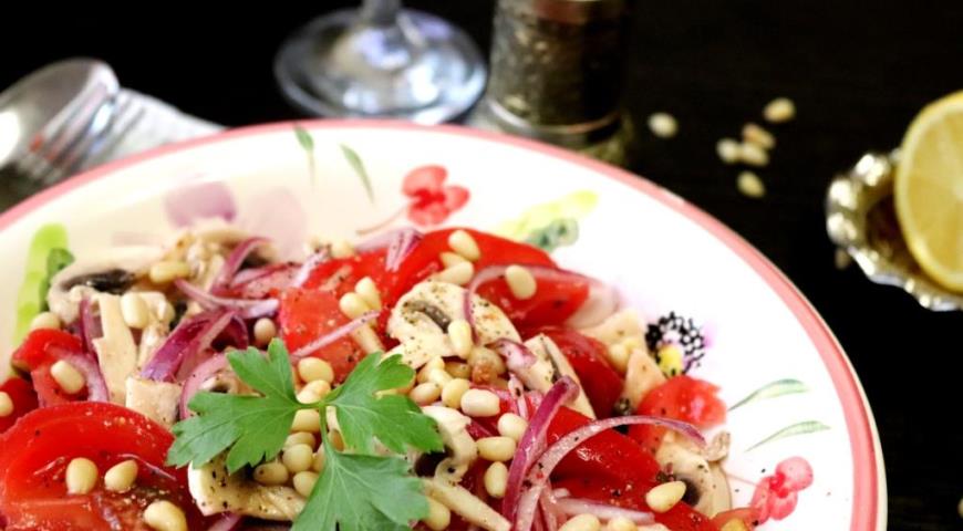 Фото приготовления рецепта: Салат со свежими шампиньонами и помидорами, шаг №4