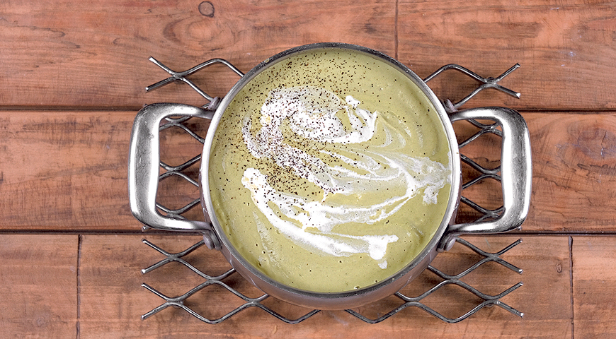 Фото приготовления рецепта: Суп из брокколи  с сырными шариками, шаг №4