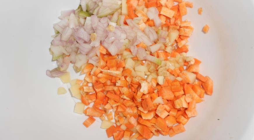 Для веллингтон-фарш лук, морковь и картофель нарезаем кубиками