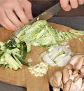 Фото приготовления рецепта: Зеленый салат с вешенками, шаг №1