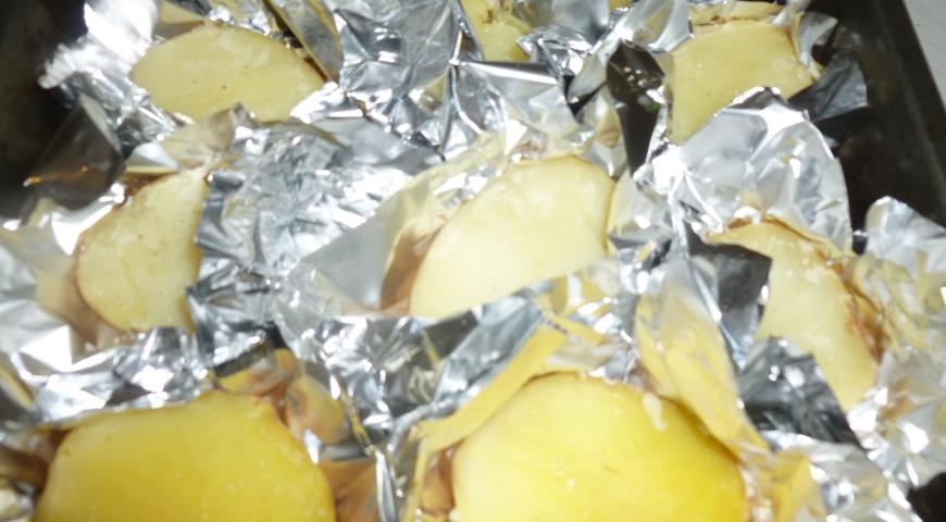 Отварить картофель в мундире, разрезать пополам