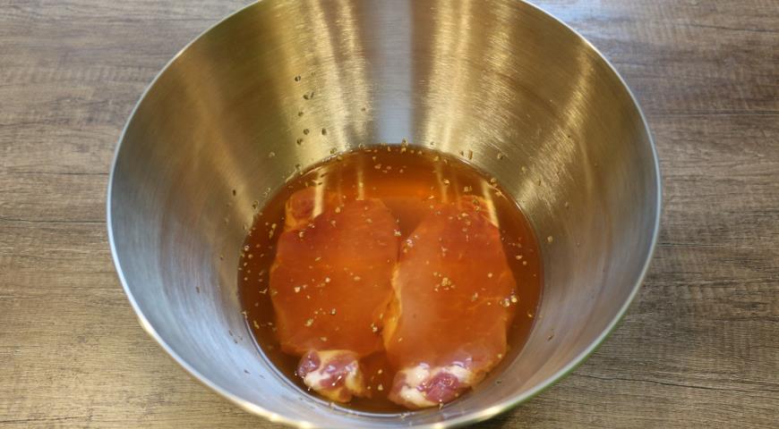 Замариновать нарезанную свинину в белом сухом вине со специями и медом