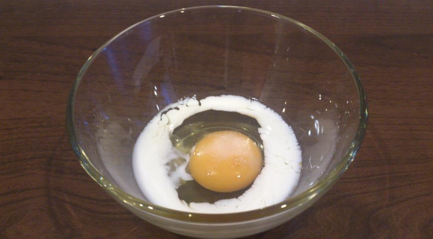 Взбить яйцо с молоком и солью