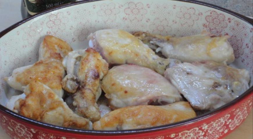 Фото приготовления рецепта: Курица в томатно-сливочном соусе, шаг №1