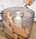 Фото приготовления рецепта: Миндальный чизкейк с грушами, шаг №1