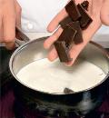 Фото приготовления рецепта: Молочно-шоколадный коктейль, шаг №1