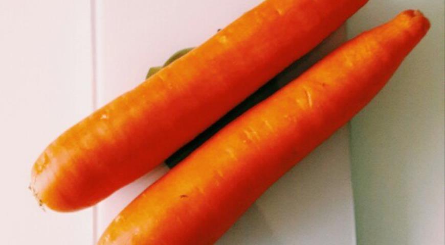Чистим морковь