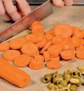 Фото приготовления рецепта: Морковь по-провански, шаг №1