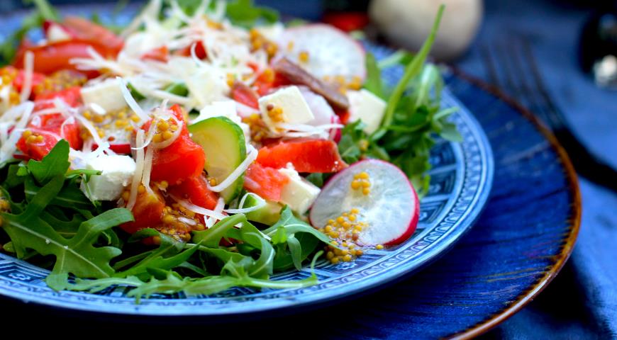 Фото приготовления рецепта: Овощной салат со слабосоленым лососем, шаг №1
