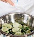 Фото приготовления рецепта: Огуречный салат с медовой заправкой, шаг №1