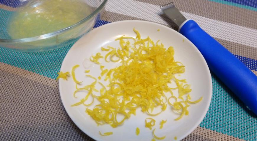 Выдавить сок и счистить цедру с лимона, оборвать листочки с тимьяна