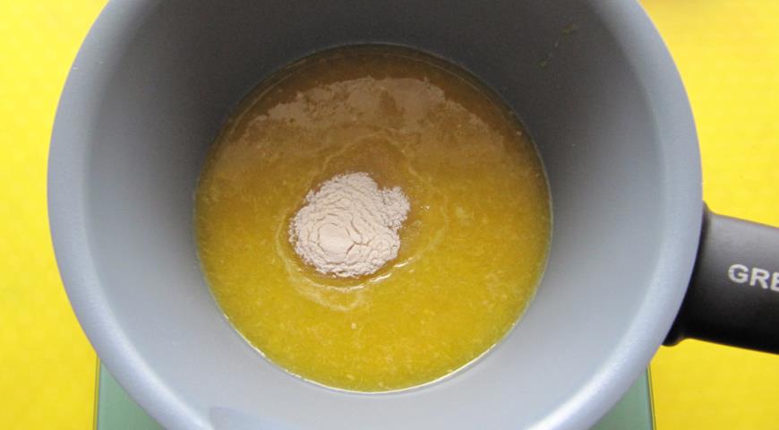 Смешать ингредиенты для приготовления апельсинового желе