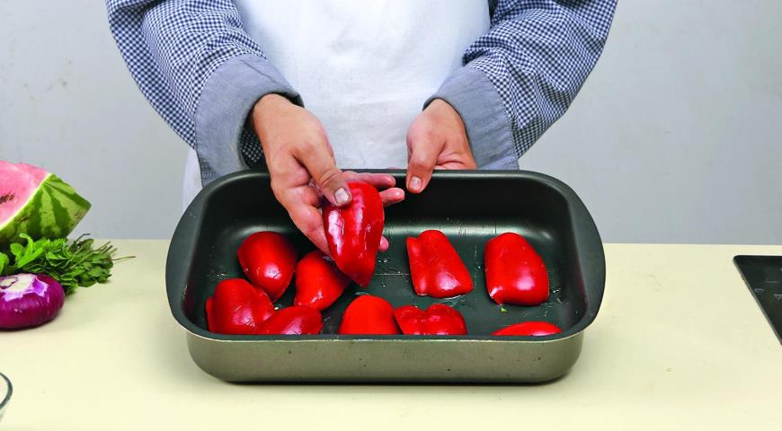 Фото приготовления рецепта: Салат из арбуза, печеных перцев, помидоров и сыра, шаг №1
