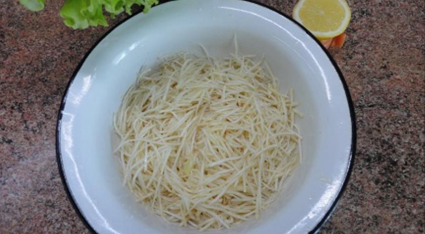 Фото приготовления рецепта: Салат из корня сельдерея, шаг №1