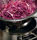 Фото приготовления рецепта: Салат из краснокочанной и белокочанной капусты, шаг №1