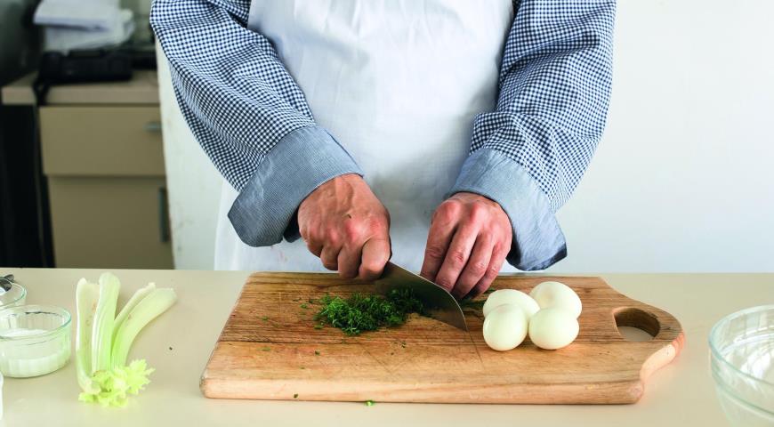 Фото приготовления рецепта: Салат из укропа и яиц, шаг №1
