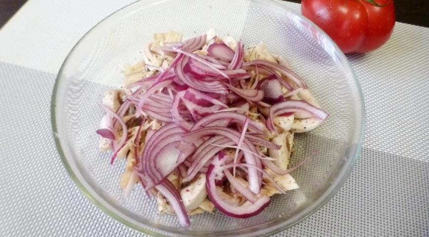 Фото приготовления рецепта: Салат со свежими шампиньонами и помидорами, шаг №1