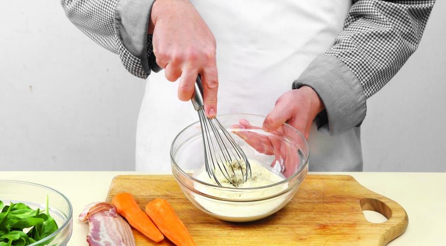 Фото приготовления рецепта: Слоеный салат с сыром и беконом , шаг №1
