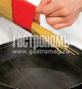 Фото приготовления рецепта: Спагетти со шпинатом, пармезаном и брынзой, шаг №1